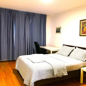 Habitación en casa particular Big Private Midmontreal Next To Station Metro - Parking Free, Montreal